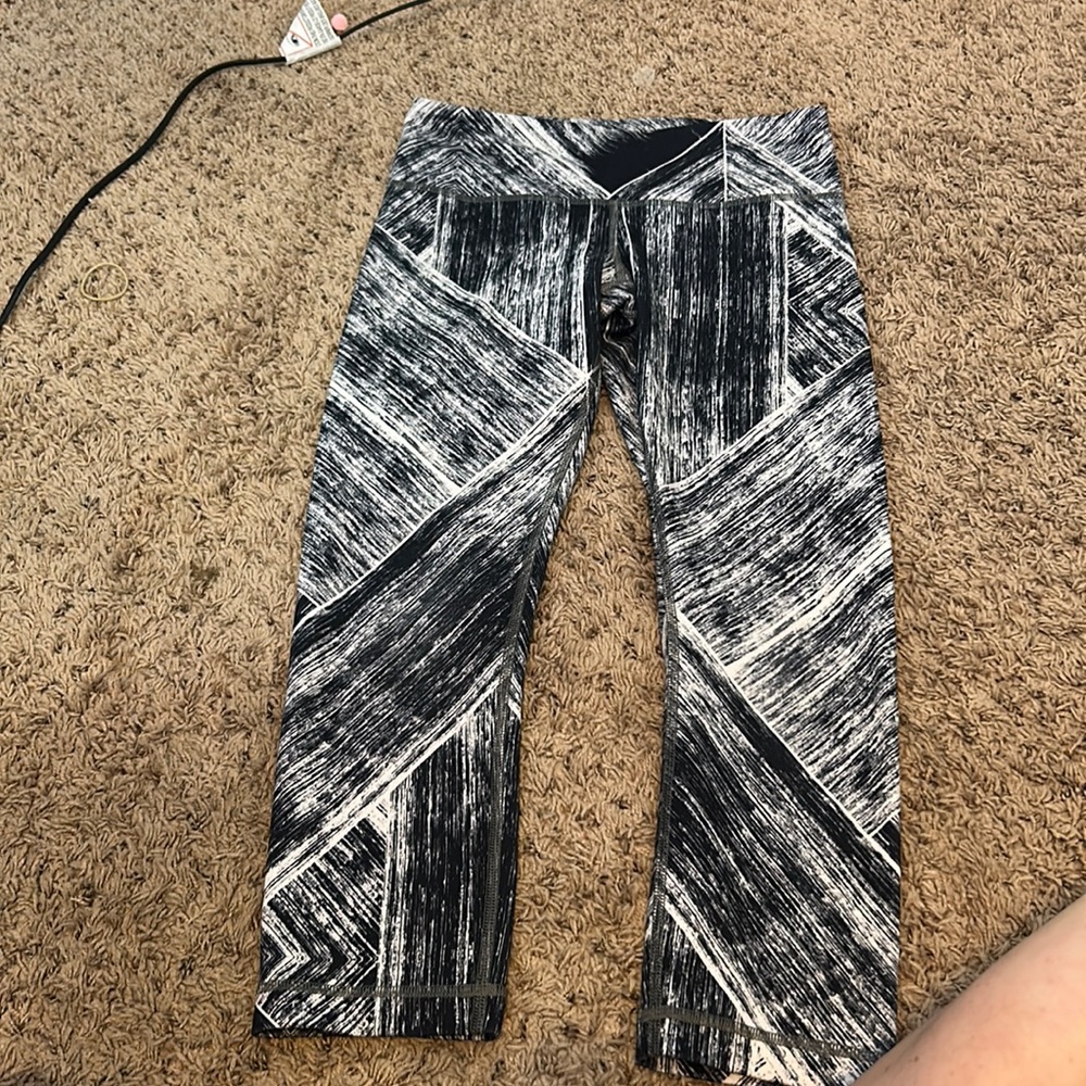 lululemon black / white pattern leggings size 6
